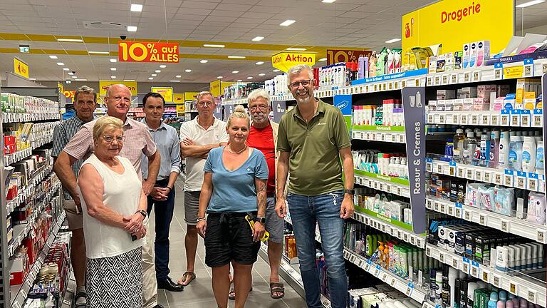 Ein Blick durch die Gänge des neuen Netto-Marktes bei der Eröffnung (von links): Wolfgang Walther, Ulrike Haase, Walter Ruppel, Markus Gessner, Wolfgang Laug, Gabriella Dees, Harald Schmid und Bernhard Weidner.