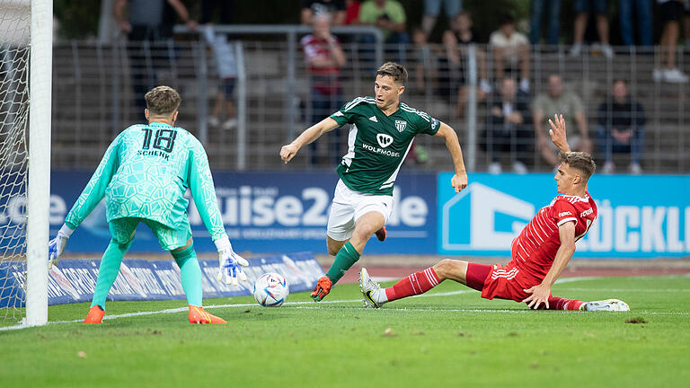 1. FC Schweinfurt 05 vs. FC Bayern Muenchen II       -  19.08.2022, 1. FC Schweinfurt 05 vs. FC Bayern Muenchen II, Deutschland, Schweinfurt, Sachs - Stadion Schweinfurt, 

Bild: v.li. Torwart Johannes Schenk (FC Bayern Muernchen II), Tim Kraus (FC Schweinfurt 05) und Justin Janitzek (FC Bayern Muernchen II)