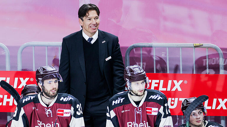 Kölner Haie - Kölner HaieARCHIV - 21.01.2021, Nordrhein-Westfalen, Köln: Eishockey: DEL, Kölner Haie - Düsseldorfer EG, Hauptrunde, Hauptrunde-Partien, 11. Spieltag, Lanxess Arena. Kölns Trainer Uwe Krupp lächelt. Die Haie haben den Vertrag mit Brady Austin über die Saison in der Deutschen Eishockey Liga hinaus langfristig verlängert. (zu dpa: «Kölner Haie binden Brady Austin langfristig») Foto: Rolf Vennenbernd/dpa +++ dpa-Bildfunk +++ Kölner Haie - Kölner HaieARCHIV - 21.01.2021, Nordrhein-Westfalen, Köln: Eishockey: DEL, Kölner Haie - Düsseldorfer EG, Hauptrunde, Hauptrunde-Partien, 11. Spieltag, Lanxess Arena. Kölns Trainer Uwe Krupp lächelt. Die Haie haben den Vertrag mit Brady Austin über die Saison in der Deutschen Eishockey Liga hinaus langfristig verlängert. (zu dpa: «Kölner Haie binden Brady Austin langfristig») Foto: Rolf Vennenbernd/dpa +++ dpa-Bildfunk +++