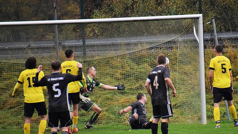 In einem verrückten Spiel entführte der SV Ramsthal (dunkle Trikots) die drei Punkte aus Wollbach beim 4:3-Sieg.       -  In einem verrückten Spiel entführte der SV Ramsthal (dunkle Trikots) die drei Punkte aus Wollbach beim 4:3-Sieg.