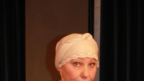 Eine starke Frau       -  (plo)   Am Samstag, 29. April, um 20 Uhr, und am Sonntag, 30. April, 18 Uhr, zeigt das Russland-Deutsche Theater Niederstetten im Amtshaus Oberstetten ein Programm mit Texten aus Christine Brückners &bdquo;Bist du sicher Martinus? &ndash; die Tischreden von Katharina Luther, geb. von Bora&ldquo;,  und mit Texten aus den Tischreden von Martin Luther. Maria Warkentin schlüpft zum 500. Jahrestag der Reformation in die Rolle von Katharina von Bora, der starken Frau an Luthers Seite, die Texte aus den Tischreden von Martin Luther liest Peter Warkentin. Bernhard Klein wird die Texte und Szenen mit Musik auf der Gitarre umrahmen. Eintrittskarten zu 12 (ermäßigt 9) Euro gibt es unter ? (0 79 32) 6 02 86 oder per E-Mail an info@rdtheater.de.