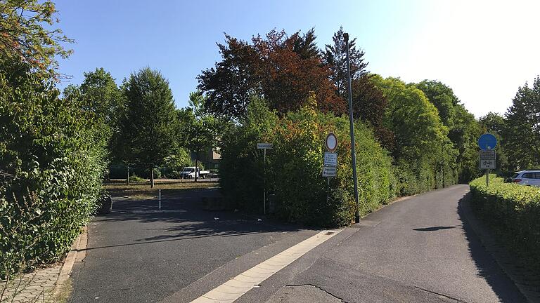 Die jetzige Situation am südwestlichen Eingang des Berufsschulzentrums vom Geldersheimer Weg aus, rechts der Radweg, den viele Schüler Richtung Alexander-von-Humboldt-Gymnasium benutzen.