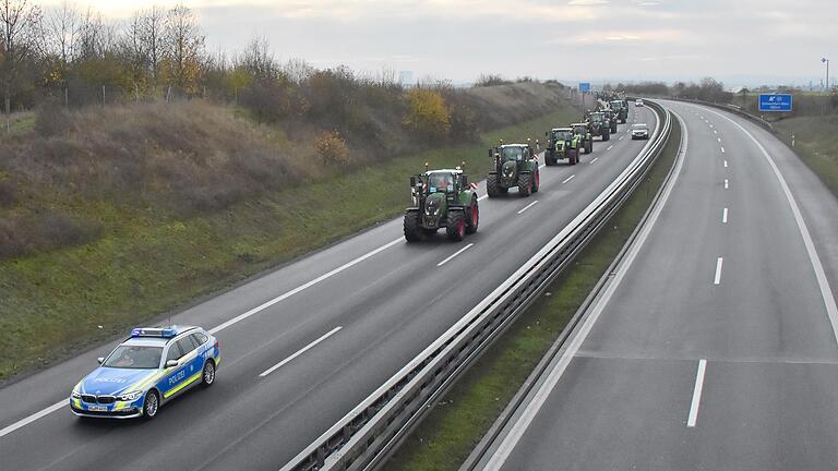 Die Bauern aus Unterfranken starteten am Samstag ihre Sternfahrt zur Großdemo am Dienstag in Berlin. Die Bauern aus Unterfranken starteten am Samstag ihre Sternfahrt zur Großdemo am Dienstag in Berlin.