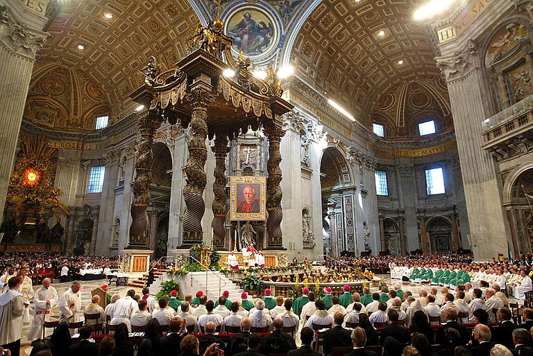 Berninis bronzener Baldachin im Petersdom zu Rom. Wo heute ein Kreuz thront, sollte ursprünglich eine Statue des Auferstandenen stehen. Berninis bronzener Baldachin im Petersdom zu Rom. Wo heute ein Kreuz thront, sollte ursprünglich eine Statue des Auferstandenen stehen. 