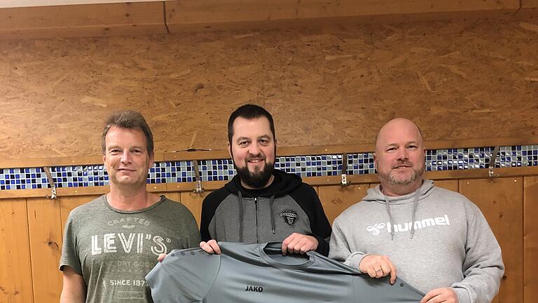 Matthias Gerhardt wechselt zum FV Rannungen       -  Unser Bild von der Trainervorstellung beim FV Rannungen/Pfändhausen/Holzhausen zeigt (von links) Co-Trainer Martin Heinzmann, Andreas Tschorn (2. Vorsitzender im FV) sowie Trainer Matthias Gerhardt.