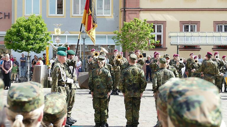 Das Feierliche Gelöbnis vor der Deutschlandflagge.