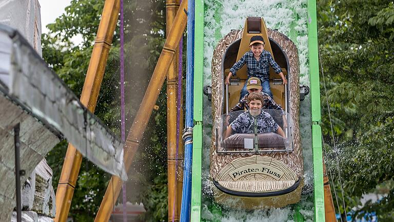 Spaß und Spannung: Mit Karacho geht es die&nbsp; Wildwasserbahn hinab.