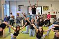 Die Schülerinnen der 5. und 6. Klassen bei ihrer tänzerischen und musikalischen Darbietung zum Song ATP von Bruno Mars und Rosé im Musiksaal der Realschule.