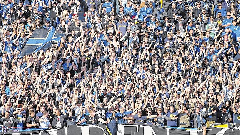 Die Hoffnung stirbt zuletzt: Die Fans des 1. FC Saarbrücken, hier ein Bild vom Hinspiel am Mittwoch, wissen, dass es am Sonntag in Würzburg einer Steigerung bedarf, um aufzusteigen.