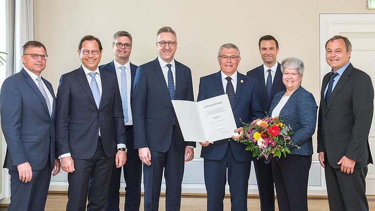 Nach 48 Dienstjahren wurde Wolfgang Schech, Vorstand der VR-Bank Main-Rhön verabschiedet. Im Bild (von links) Roland Streng (Regionaldirektor), Frank Hefner (Vorstand), Markus Feser (Vorstand), Markus Merz (Bezirkspräsident), Wolfgang Schech, Michael Reif (Vorstand), Diana Schech und Bernhard Kröner (Aufsichtsratsvorsitzender).