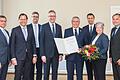 Nach 48 Dienstjahren wurde Wolfgang Schech, Vorstand der VR-Bank Main-Rhön verabschiedet. Im Bild (von links) Roland Streng (Regionaldirektor), Frank Hefner (Vorstand), Markus Feser (Vorstand), Markus Merz (Bezirkspräsident), Wolfgang Schech, Michael Reif (Vorstand), Diana Schech und Bernhard Kröner (Aufsichtsratsvorsitzender).