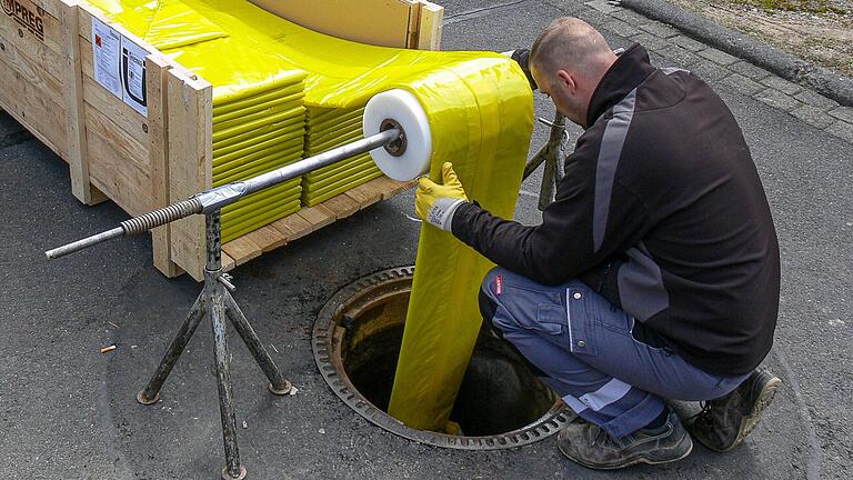 Kanalrohre können mit Inlinern saniert werden, indem diese das Kanalrohr innen ausgleiten und anschließend mit UV-Licht ausgehärtet wird.