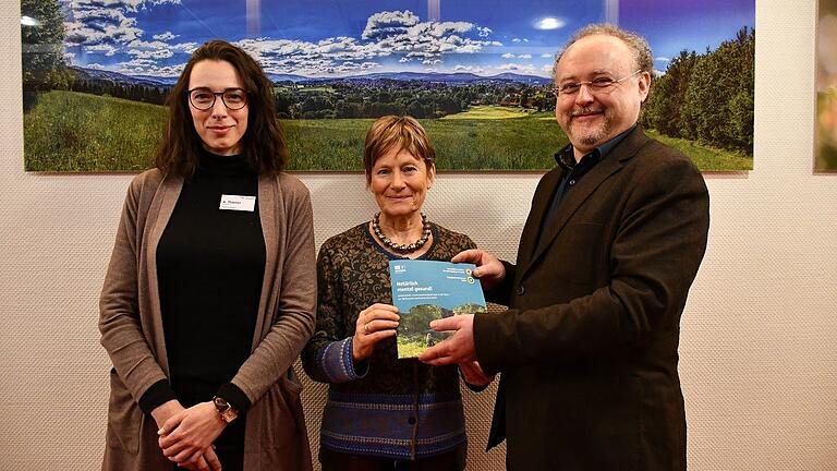 Übergabe der Broschüre zum 'Green Care'-Projekt, das inzwischen an den Hescuro-Kliniken in Bad Bocklet etabliert wurde (von links): Katharina Thümer, Psychologin und Wildnispädagogin, Doris Pokorny, Leiterin der Bayerischen Verwaltungsstelle des Unesco-Biosphärenreservats Rhön, und Chefarzt Arpad Grec, Facharzt für Psychiatrie und Psychotherapie und Leiter der Psychosomatischen Abteilung an den Hescuro Kliniken in Bad Bocklet.