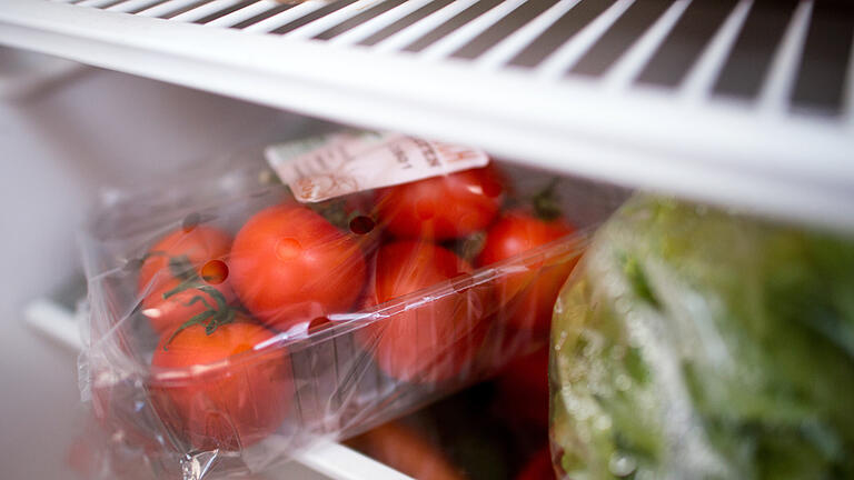 ernährung bei histaminintoleranz.jpg       -  ILLUSTRATION - 08.09.2016, Sachsen, Dresden: In Plastik verpackte Tomaten und Salatherzen liegen in einem Kühlschrank. (zu dpa «Dating-App verkuppelt Singles über Lebensmittel im Kühlschrank» ) Foto: Arno Burgi/ZB/dpa