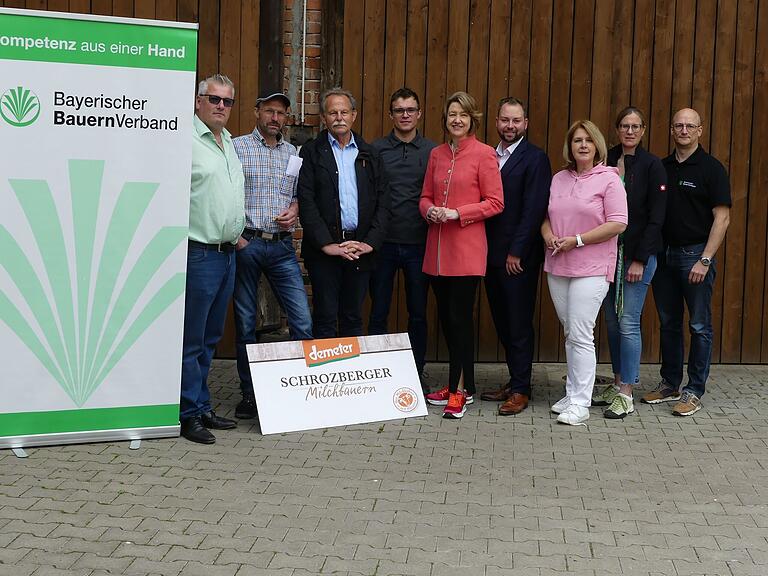 Vier Mandatsträger suchten den Dialog vom Stallgespräch des Bayerischen Bauernverbandes in Greßthal. Kreisobmann Michael Reck, Gastgeber Martin Münch, Paul Knoblach (MdL), Betriebsleiter Julian Münch, Anja Weisgerber und Markus Hümpfer (beide MdB), Martina Gießübel (MdL), Kreisbäuerin Barbara Göpfert und Klaus Pieroth, BBV-Geschäftsführer des Kreises Schweinfurt Vier Mandatsträger suchten den Dialog vom Stallgespräch des Bayerischen Bauernverbandes in Greßthal. Kreisobmann Michael Reck, Gastgeber Martin Münch, Paul Knoblach (MdL), Betriebsleiter Julian Münch, Anja Weisgerber und Markus Hümpfer (beide MdB), Martina Gießübel (MdL), Kreisbäuerin Barbara Göpfert und Klaus Pieroth, BBV-Geschäftsführer des Kreises Schweinfurt