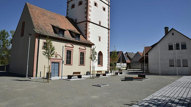 Der neue Dorfplatz in Römershofen wurde von der Planung über die Projektierung bis hin zum Bau vollständig von Bürgern aus Römershofen selbst erstellt.