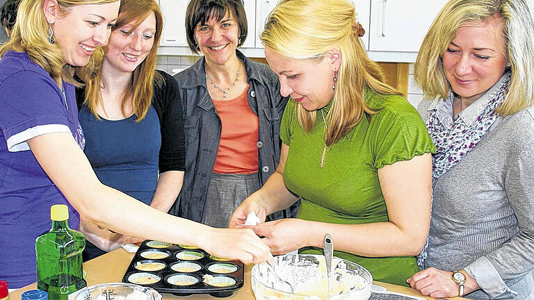 Gemüse-Muffins haben es in sich: So kann man Kindern Gemüse schmackhaft machen. Beim Kochen (von links) Irina Müller, Tatjana Bobrov, Karola Schwarz vom Amt für Landwirtschaft, Alina Volkova und Regina Engelhardt.