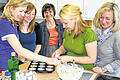 Gemüse-Muffins haben es in sich: So kann man Kindern Gemüse schmackhaft machen. Beim Kochen (von links) Irina Müller, Tatjana Bobrov, Karola Schwarz vom Amt für Landwirtschaft, Alina Volkova und Regina Engelhardt.