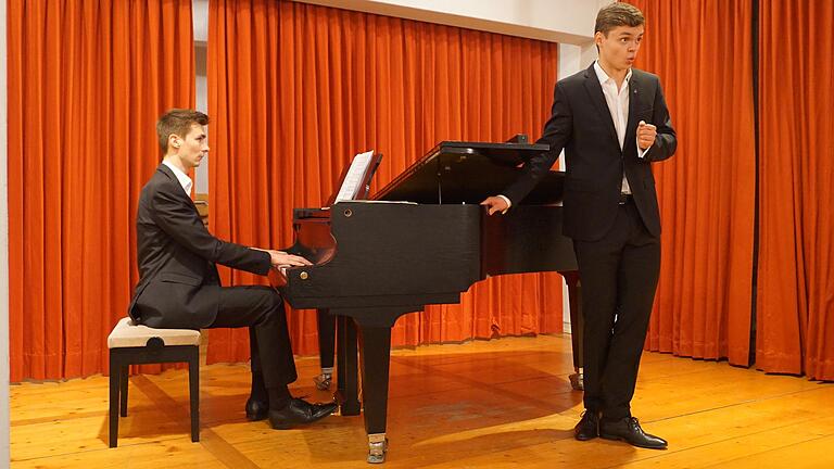 Alexander Feih (Klavier) und Leon Dreher begeisterten mit ihrem Auftritt im historischen Rentamt in Bischofsheim.