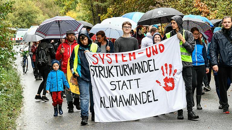 Rodungen stoppen, Klima schützen: Ende September hatte das regionale Bündnis 'Kein Hektar mehr!' zur Demonstration gegen die Rodungen für einen Steinbruch in Thüngersheim aufgerufen. Rodungen stoppen, Klima schützen: Ende September hatte das regionale Bündnis 'Kein Hektar mehr!' zur Demonstration gegen die Rodungen für einen Steinbruch in Thüngersheim aufgerufen.