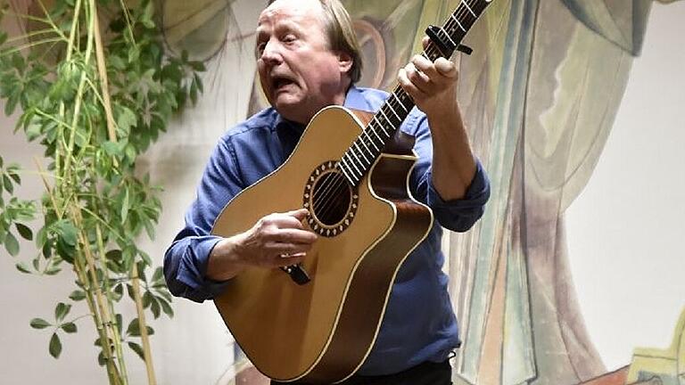 Jan Burdinski wusste mit seiner Hommage an Otto Reutter am Freitag im Rathaussaal der Stadt Königsberg zu begeistern.