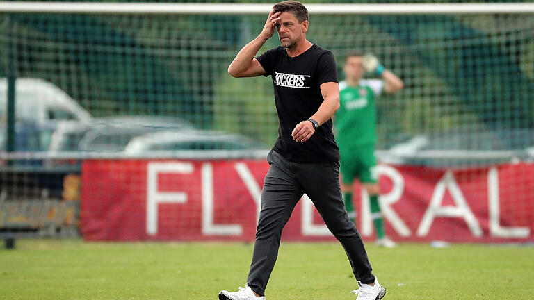 Kickers-Trainer Torsten Ziegner konnte beim 1:3 im Testspiel gegen Aubstadt mit seinem Team nicht zufrieden sein.&nbsp;&nbsp;