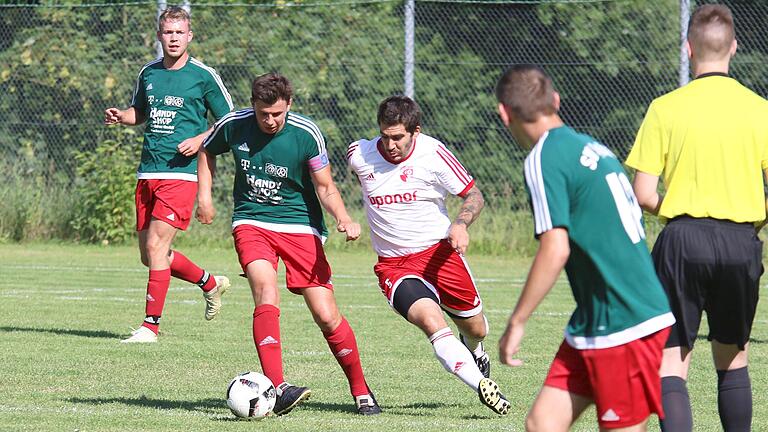 Kommt vom FC Haßfurt als Spielertrainer zum SV Ebelsbach: Rico Geiling (rechts, hier im Zweikampf mit dem Sylbacher Christian Rausch).