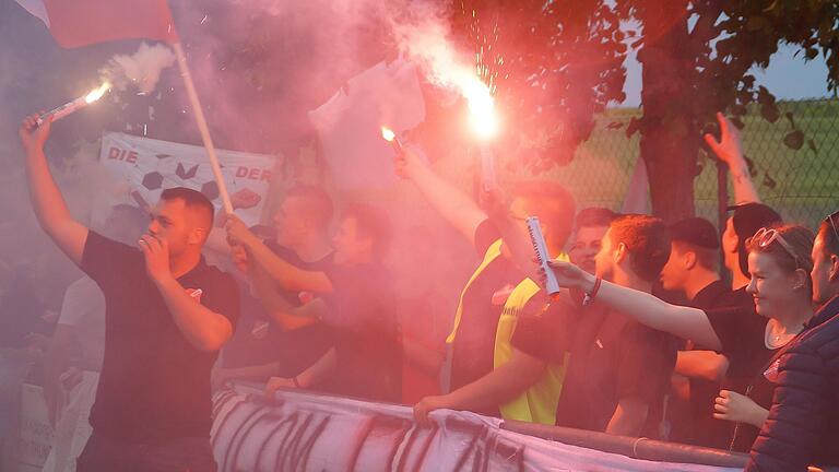 Die Fans der SpVgg Sulzdorf/Bundorf nach dem gewonnenen Relegationsspiel gegen die SG Obererthal I/Frankenbrunn I/Thulba II.