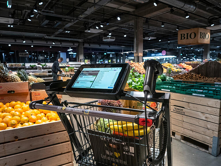 Mit dem Hand-Scanner am Einkaufswagen die gekaufte Ware speichern, der Bildschirm zeigt dann alle relevanten Daten: In einem Supermarkt in Fürth testet Edeka derzeit den 'Smart Shopper'. Bald soll es ihn auch bei Marktkauf in Schweinfurt geben.