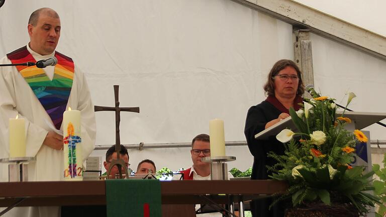 Florian Meier, Pastoralreferent des Pastoralen Raumes Bergtheim-Fährbrück, und Sabine Triebel, Prädikantin der Evangelisch-Lutherischen Kirchengemeinde Obereisenheim feiern einen ökumenischen Gottesdienst zum Jubiläum des SV Bergtheim.