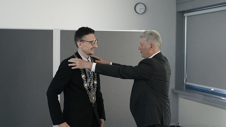 Jürgen Pfister (rechts) vereidigte Jan Marberg als Bürgermeister von Bad Brückenau. - Jürgen Pfister (rechts) vereidigte Jan Marberg als Bürgermeister von Bad Brückenau. Jürgen Pfister (rechts) vereidigte Jan Marberg als Bürgermeister von Bad Brückenau. - Jürgen Pfister (rechts) vereidigte Jan Marberg als Bürgermeister von Bad Brückenau.