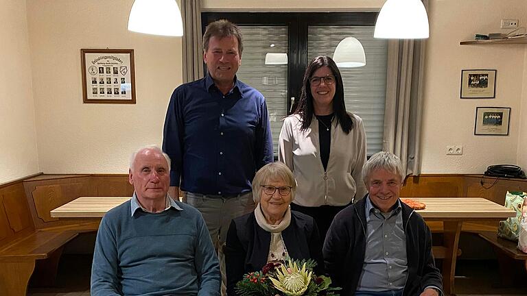 Sitzend: Günter Eichelmann, Rita Schraud, Paul Drescher; stehend 1. Vorstand Thomas Müller und 2. Vorstand Stefanie Blatterspiel. Sitzend: Günter Eichelmann, Rita Schraud, Paul Drescher; stehend 1. Vorstand Thomas Müller und 2. Vorstand Stefanie Blatterspiel.