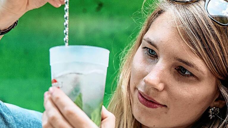 Zuerst werden Minze, frischer Limettensaft, Sprudel und weißer Zucker verrührt. Zuerst werden Minze, frischer Limettensaft, Sprudel und weißer Zucker verrührt.