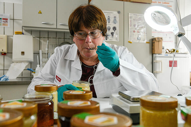 154 Honige wurden bei der Honigprämierung verkosten. Unterschiede sind schon in der Farbe zu erkennen. 154 Honige wurden bei der Honigprämierung verkosten. Unterschiede sind schon in der Farbe zu erkennen.