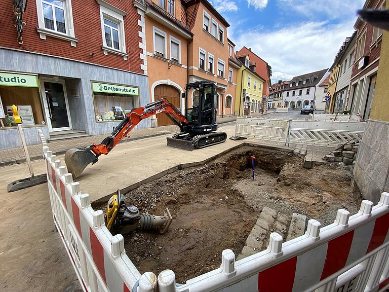 Am Dienstagmittag war noch unklar, wie stark das aus der Wasserleitung ausströmende Wasser den Unterbau der Bahnhofstraße beschädigt hat. Womöglich muss die Straße in den kommenden Tagen noch großflächiger geöffnet werden, um den Untergrund zu reparieren.