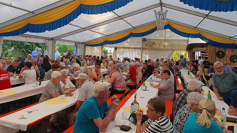 Bei herrlichem Spätsommerwetter fand heuer bereits zum 30. Mal das Backofenfest in Burghausen statt. Die Dorfgemeinschaft konnte dabei zahlreiche Besucher aus der Umgebung und darüber hinaus begrüßen.