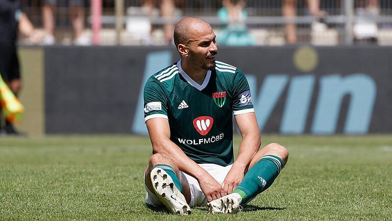Der Moment des Scheiterns: Adam Jabiri empfindet den verpassten Drittliga-Aufstieg mit Schweinfurt als 'maximal traurig'. Der Moment des Scheiterns: Adam Jabiri empfindet den verpassten Drittliga-Aufstieg mit Schweinfurt als 'maximal traurig'.