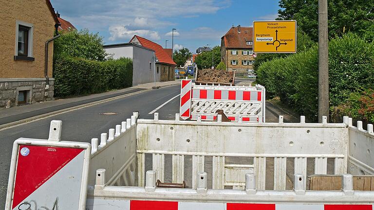 In Oberpleichfeld schreiten der Glasfaserausbau und die Gestaltung der Grünflächen am neuen Kreisverkehr voran.