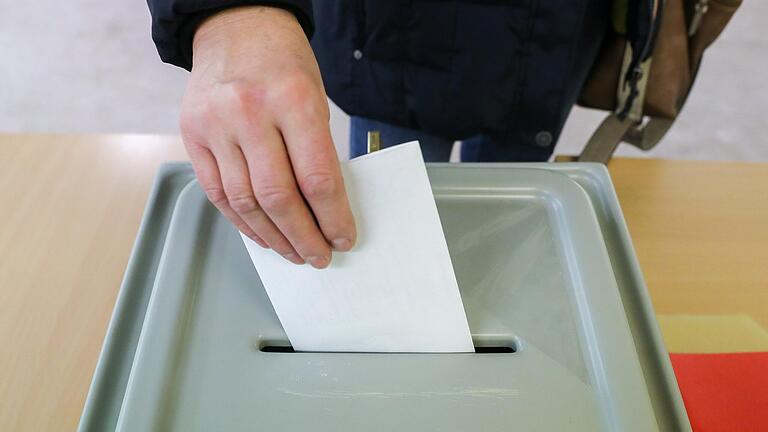 Am 8. Oktober wird nicht nur der bayerische Landtag neu gewählt. Auch über die Bezirkstage wird abgestimmt. Im Landkreis Kitzingen stehen neun Kandidatinnen und Kandidaten zur Wahl (Symbolbild).