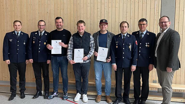 Auf dem Bild (von links): Stellvertretender Vorsitzender Lukas Sauer, stellvertretender Kommandant Christian Winkler, Christian Kuss, Stefan Höfling und Christoph Amthor (jeweils für&nbsp;25 Jahre aktiven Dienst geehrt), Kommandant Johannes Schmitt, Vorsitzender Stefan Gerhard, Bürgermeister Michael Hombach.