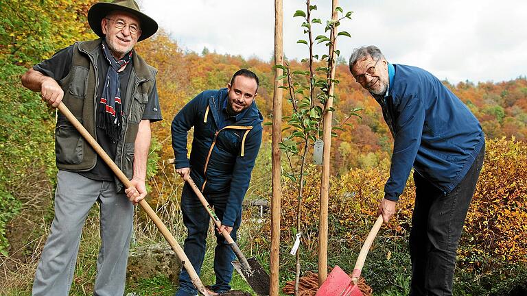 Auf dem Foto von links: Florian Tully, Bürgermeister Daniel Vinzens, Norbert Dietmeyer.