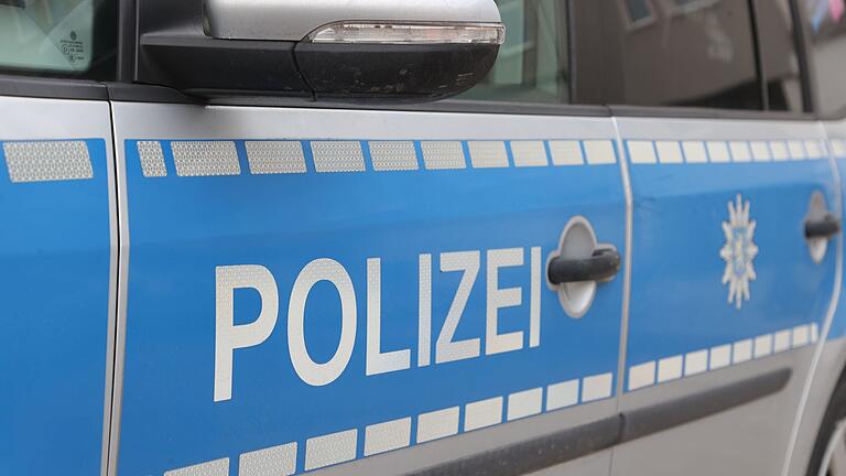 Polizei - Symbolbild       -  Ein Alkoholtest bei einem Busfahrer in Windelsbach ergab mehr als ein Promille – sein Führerschein wurde sichergestellt. (Symbolbild)