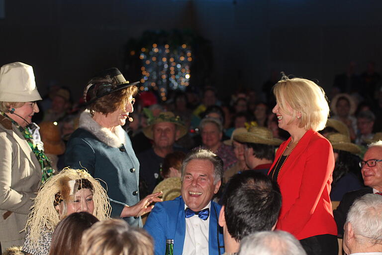 Von Landrätin Tamara Bischof wollten sich &quot;Betty und Irmgard&quot; gerne mal über Mode beraten lassen. Nicht nur darüber sinnierten die beiden Damen bei der Kokage-Sitzung in Wiesentheid.