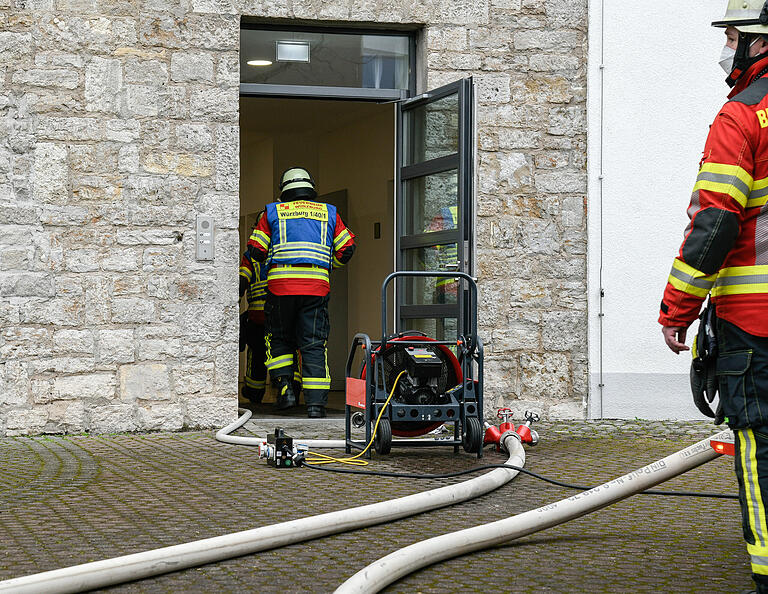 Die Würzburger Feuerwehr im Einsatz an der Maria-Ward-Schule in der Annastraße.