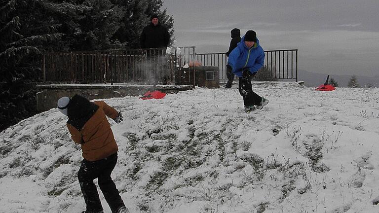 Die Bischofsheimer Familie genoß den Nachmittag im Schnee. Für eine Schneeballschlacht reichte die weiße Pracht schon aus.