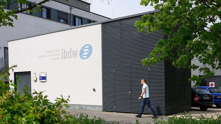 Unscheinbarer Bau A8 auf dem Campus der Würzburger Uniklinik: Hier sammelt die Interdisziplinäre Biomaterial- und Datenbank seit zehn Jahren ihre Flüssigproben. Unscheinbarer Bau A8 auf dem Campus der Würzburger Uniklinik: Hier sammelt die Interdisziplinäre Biomaterial- und Datenbank seit zehn Jahren ihre Flüssigproben. 