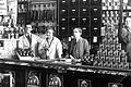 Die Kolonialwarenhandlung M. Goldbach in der Würzburger Glockengasse im Jahr 1924. Mit Bedienung selbstverständlich und Produkten aus der Ferne.