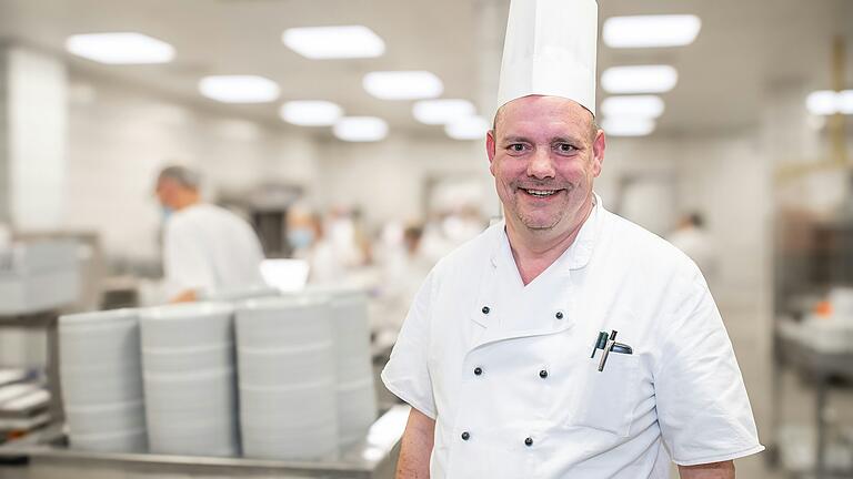 Chris Grötzner, der stellvertretende Küchen-Chef der Würzburger Uniklinik-Küche, stand früher in der Schweiz und in Österreich in Fünf-Sterne-Hotels am Herd. Chris Grötzner, der stellvertretende Küchen-Chef der Würzburger Uniklinik-Küche, stand früher in der Schweiz und in Österreich in Fünf-Sterne-Hotels am Herd. 