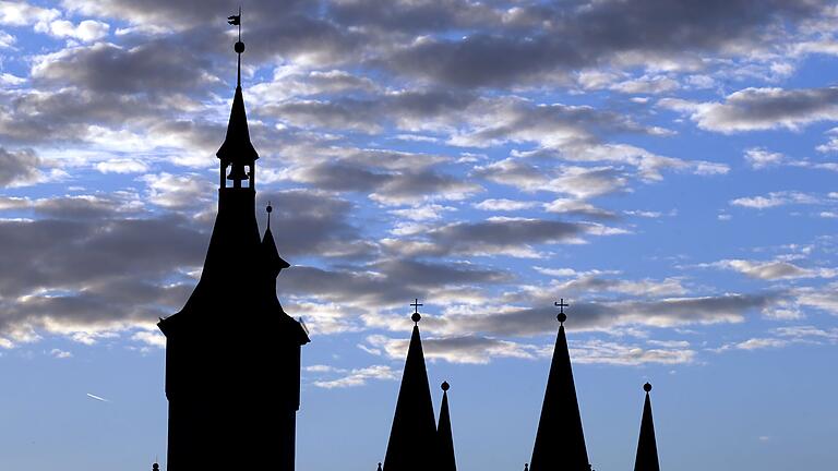 Rathausturm und Kirchtürme des Doms - In Relation zu den rund 36.000 Asylerstanträgen in Bayern 2024 bewegte sich die Zahl der Kirchenasylfälle laut bayerischen Innenministerium im Promillebereich. (Archivbild) Rathausturm und Kirchtürme des Doms - In Relation zu den rund 36.000 Asylerstanträgen in Bayern 2024 bewegte sich die Zahl der Kirchenasylfälle laut bayerischen Innenministerium im Promillebereich. (Archivbild)