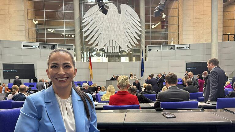 Erster Tag als Abgeordnete: Hülya Düber (CSU) aus dem Wahlkreis Würzburg auf ihrem Platz im Bundestag. Erster Tag als Abgeordnete: Hülya Düber (CSU) aus dem Wahlkreis Würzburg auf ihrem Platz im Bundestag.